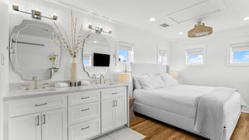 5 bedrooms, desk, iron/ironing board, travel crib