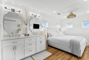 5 Schlafzimmer, Schreibtisch, Bügeleisen/Bügelbrett, Reisekinderbett