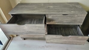 Un escritorio de madera con dos cajones y una repisa.