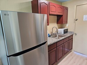 Fridge, microwave, coffee/tea maker, toaster - Yonegan Plumeria Hilo Hotel - Kohola (Whale) #2 (Hilo)