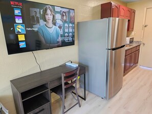 Réfrigérateur, micro-ondes, cafetière/bouilloire, grille-pain