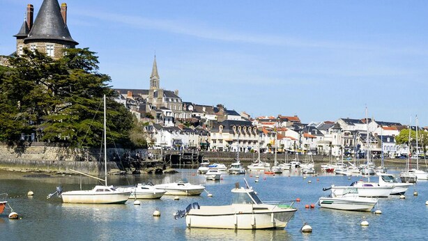 A harbor with boats docked, a church with a spire, and a town with historic buildings. - Beautiful apartment with WiFi (Pornic)