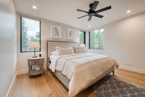 3 bedrooms, desk, iron/ironing board, free WiFi