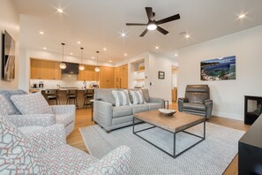 Smart-tv, een open haard, een kantoor en een computerscherm