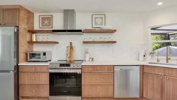 Kjøleskap, ovn, kokeplater og oppvaskmaskin