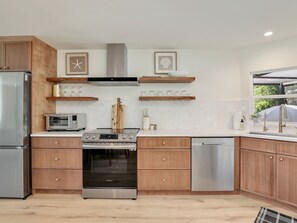 Frigorífico, horno, placa de cocina y lavavajillas