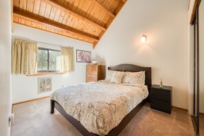 3 slaapkamers, een strijkplank/strijkijzer, gratis wifi, beddengoed