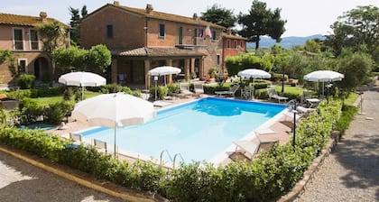 40 sqm apartment located on the first floor consisting of a living room with double sofa bed and satellite TV, equipped kitchenette, refrigerator.A double bedroom and bathroom. Private parking.