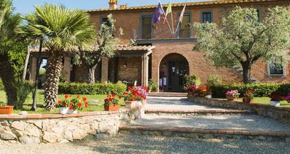 40 sqm apartment located on the first floor consisting of a living room with double sofa bed and satellite TV, equipped kitchenette, refrigerator.A double bedroom and bathroom. Private parking.