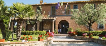 40 sqm apartment located on the first floor consisting of a living room with double sofa bed and satellite TV, equipped kitchenette, refrigerator.A double bedroom and bathroom. Private parking.