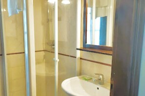 Shower, bidet, towels