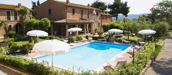 50 sqm apartment located on the first floor consisting of a living room with double sofa bed and satellite TV, equipped kitchenette, refrigerator.A double bedroom, a bedroom with two single beds and bathroom. Private parking.