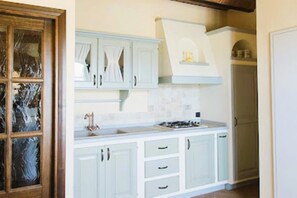 Réfrigérateur, four, plaque de cuisson, grille-pain