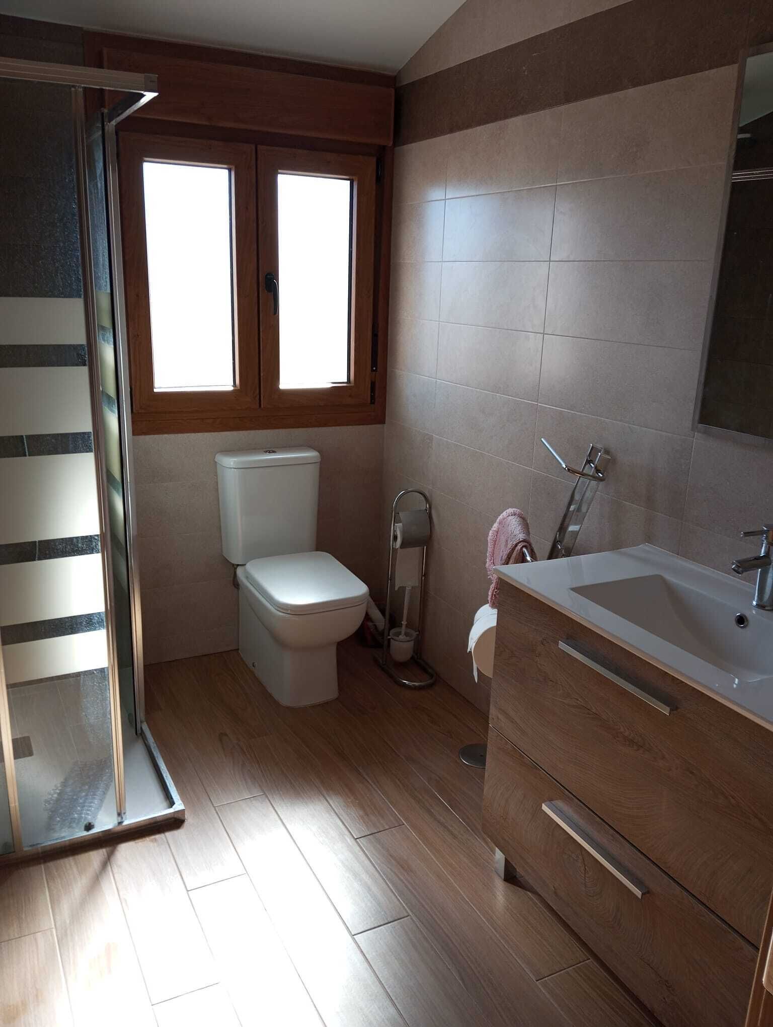 Douche, serviettes fournies, savon, papier toilette
