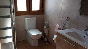 Douche, serviettes fournies, savon, papier toilette
