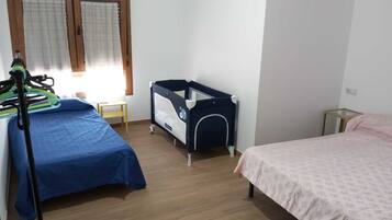 3 chambres, fer et planche à repasser, Wi-Fi, draps fournis