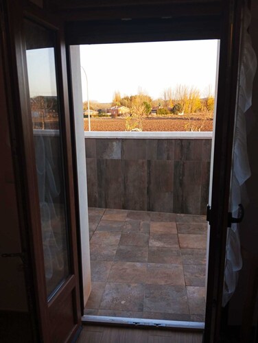 Villa year 2021, overlooking the wineries of the Duero rivera. Accepts pets.