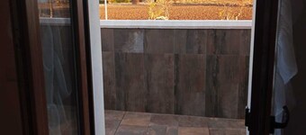 Villa year 2021, overlooking the wineries of the Duero rivera. Accepts pets.