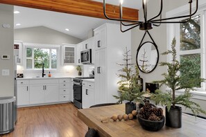 Mikrobølgeovn, ovn, kokeplater og oppvaskmaskin