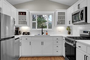 Mikrobølgeovn, ovn, kokeplater og oppvaskmaskin