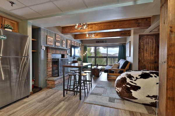 Everything is close at hand in the open studio, from the kitchen and dining table to the bed and balcony.