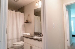 Regadera, secadora de cabello, toallas, jabón