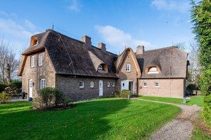 Unclassified image, 2 of 25, button - Marie - Garden Suite - Garden. Nature. Stylish. (Archsum)