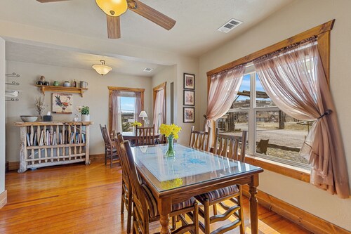 Charming 2-bedroom B&B with WiFi, AC in gorgeous Williams