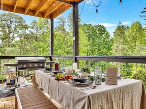 Outdoor dining - Ebenezer, a spacious 4bd cabin in Gatlinburg with stunning mountain views! (Gatlinburg)