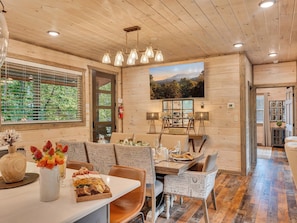 Dining - Ebenezer, a spacious 4bd cabin in Gatlinburg with stunning mountain views! (Gatlinburg)
