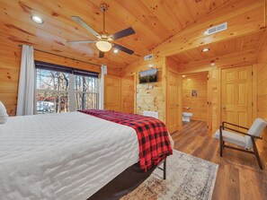 2 bedrooms, iron/ironing board, free WiFi, bed sheets - Bear Hug Hideaway, a spacious 2-bedroom cabin in the heart of Pigeon Forge, perfect for up to 12! (Pigeon Forge)