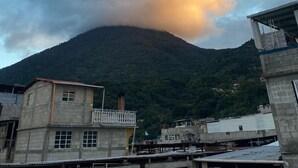Una montagna con cielo nuvoloso.