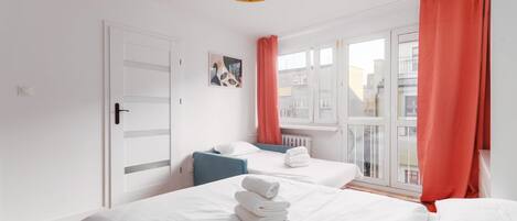 1 dormitorio, tabla de planchar con plancha, wifi y ropa de cama