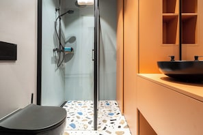 Dusche, kostenlose Toilettenartikel, Haartrockner, Handtücher
