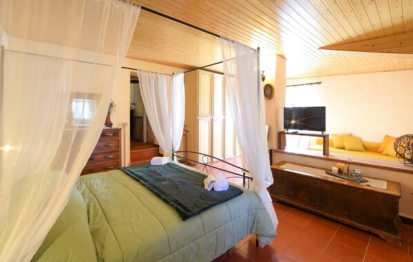 4 bedrooms, iron/ironing board, travel crib, free WiFi