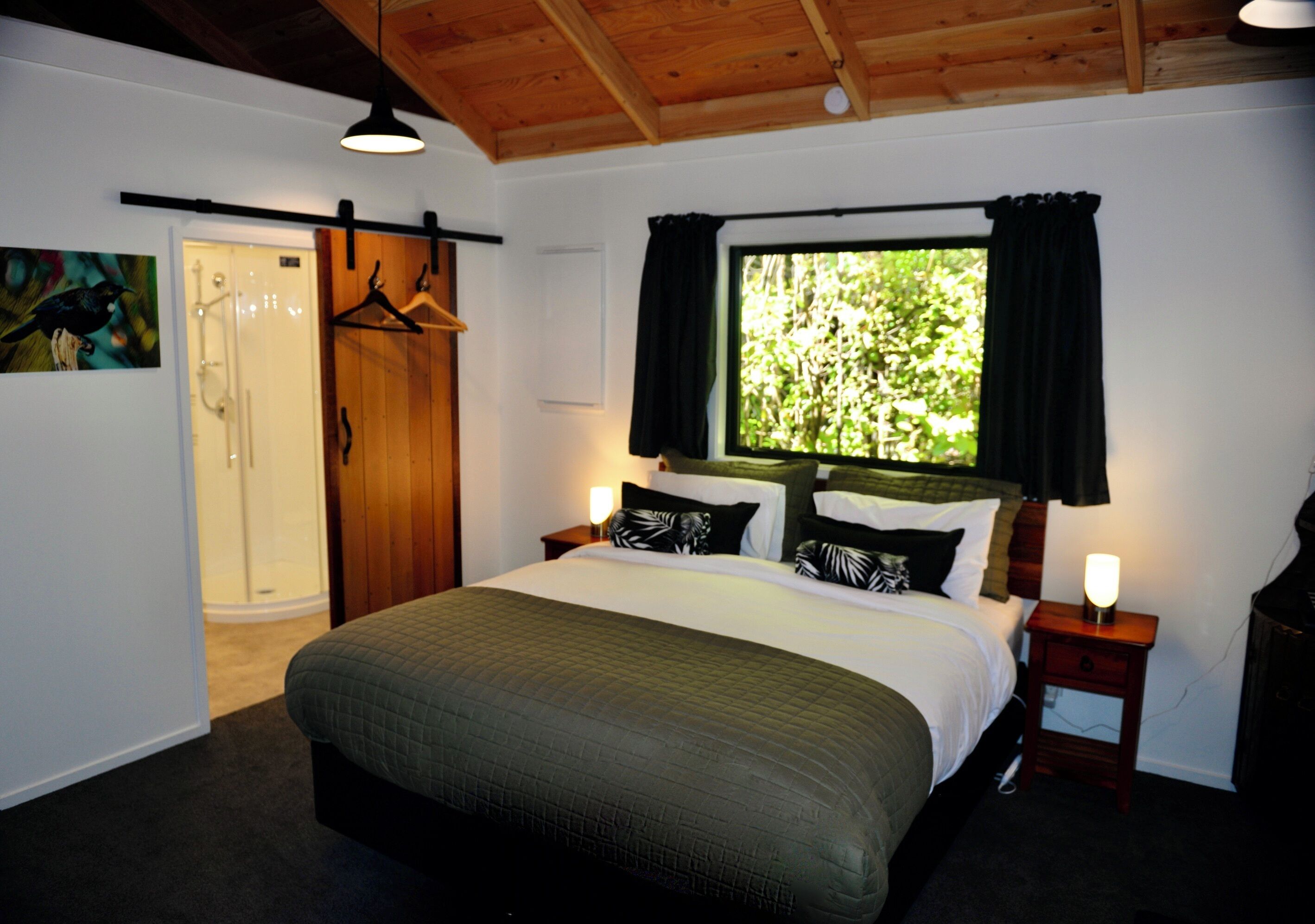 1 多间卧室、旅行婴儿床、床单