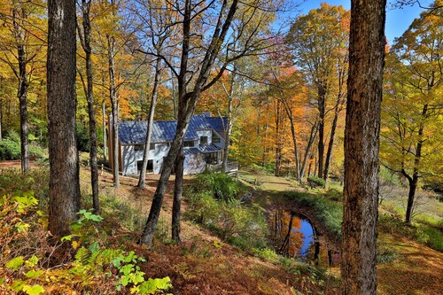 Window Seat to the Peaks: 4BR/3BA Retreat with Stunning Mountain Views, Near Killington Resort