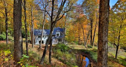 Window Seat to the Peaks: 4BR/3BA Retreat with Stunning Mountain Views, Near Killington Resort