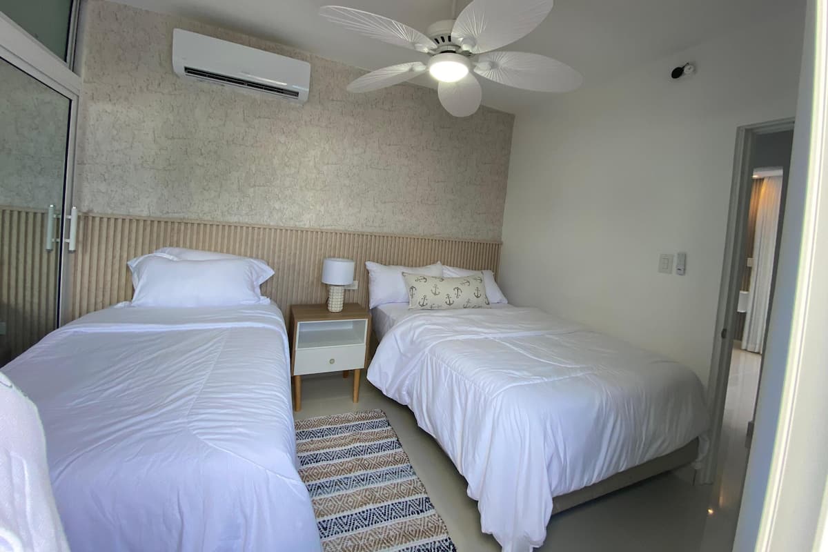 Quarto luxo, 2 quartos, cozinha, vista para a praia | 1 quarto, roupas de cama premium, edredons de pluma