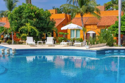 Family Condo with 3 BDR Pool & Hot tub