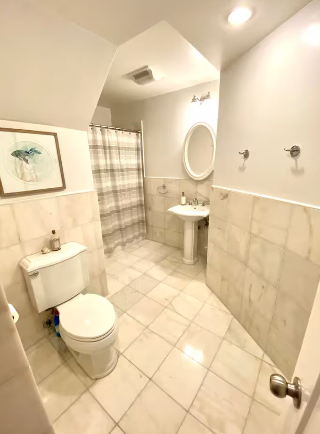 Een haardroger, handdoeken, zeep, shampoo