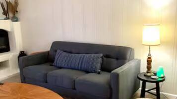 Een smart-tv, een open haard en boeken