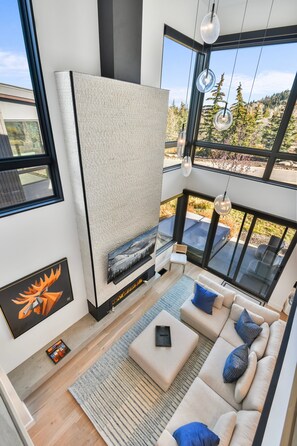 Smart TV, chimenea, estéreo