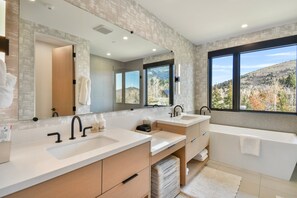 Een douche, een haardroger, handdoeken