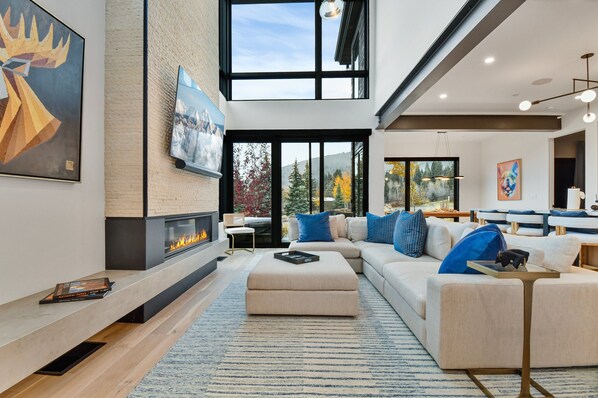 Smart TV, chimenea, estéreo