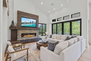 TV connectée, cheminée, chaîne hi-fi