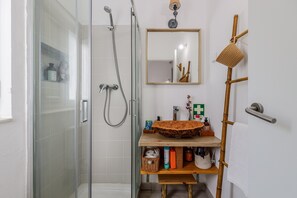 Shower, hair dryer, towels