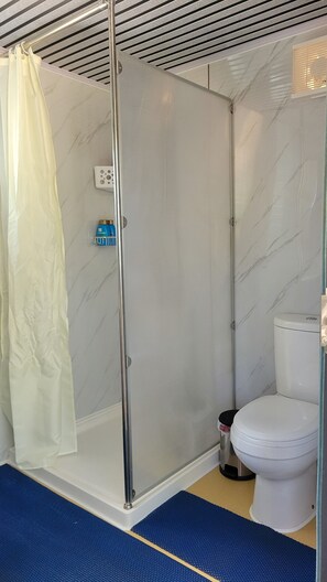 Douche, sèche-cheveux, serviettes fournies, savon