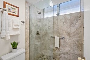 Dusche, Haartrockner, Handtücher