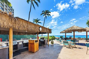 Outdoor dining - Enjoy Hawaii's sea and breezes, pure serenity (Lahaina)